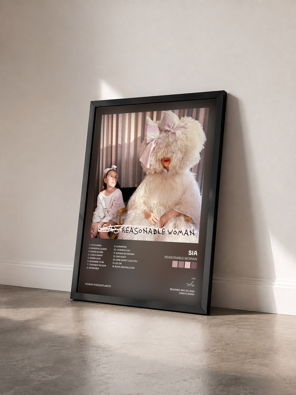 #noir Tableau de l'album Reasonable Woman de Sia vu de trois quarts, cadre noir