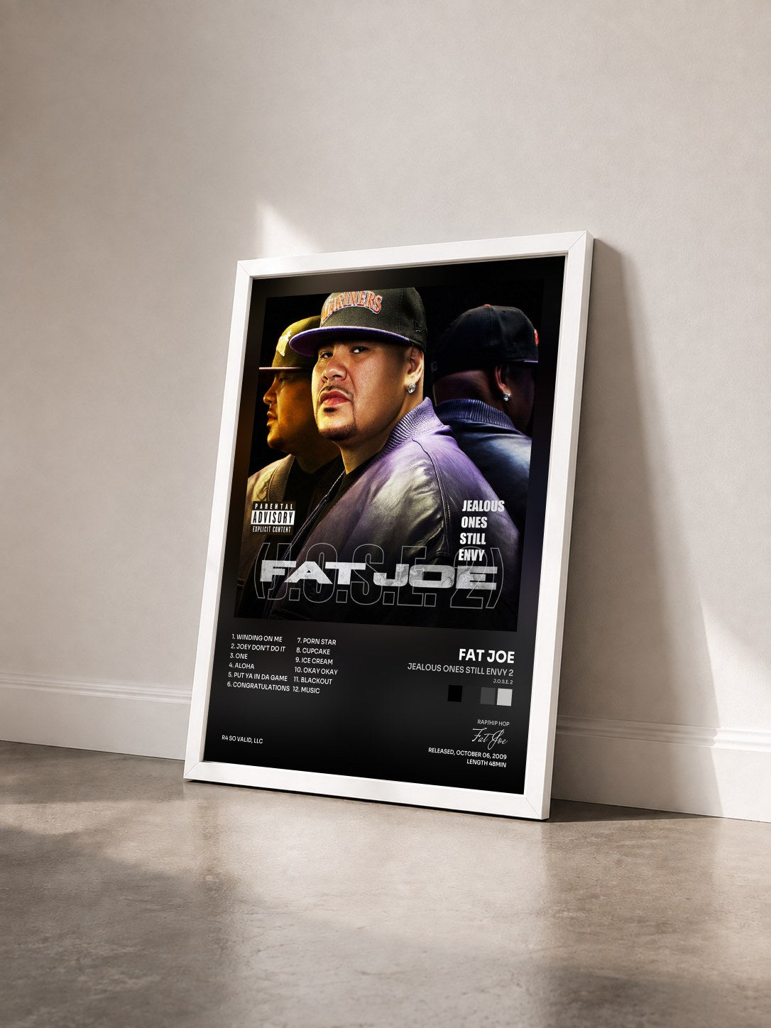 #blanc Tableau de l'album Jealous Ones Still Envy 2 (J.O.S.E. 2) de Fat Joe vu de trois quarts, cadre blanc