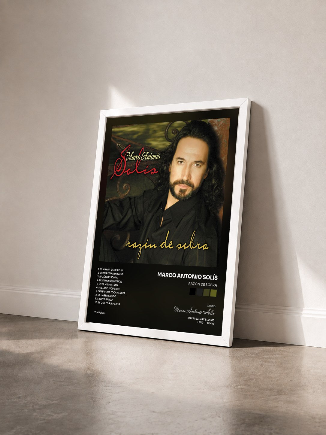 #blanc Tableau de l'album Razón De Sobra de Marco Antonio Solís vu de trois quarts, cadre blanc
