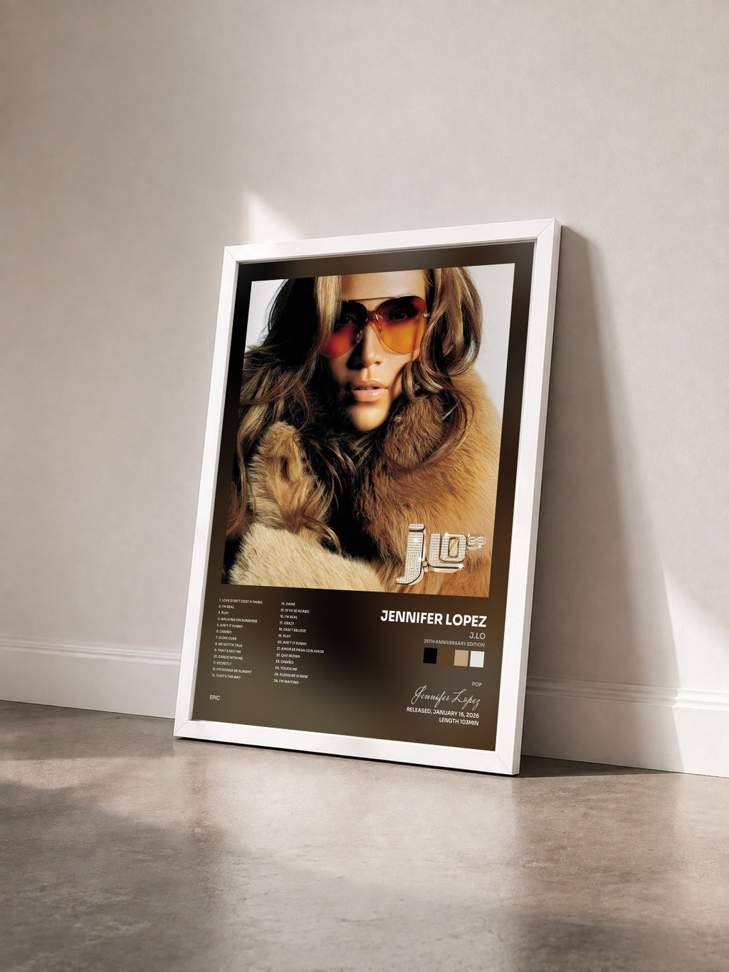 #blanc J.Lo (25th Anniversary Edition) di Jennifer Lopez in stampa incorniciata vista di tre quarti, cornice bianca