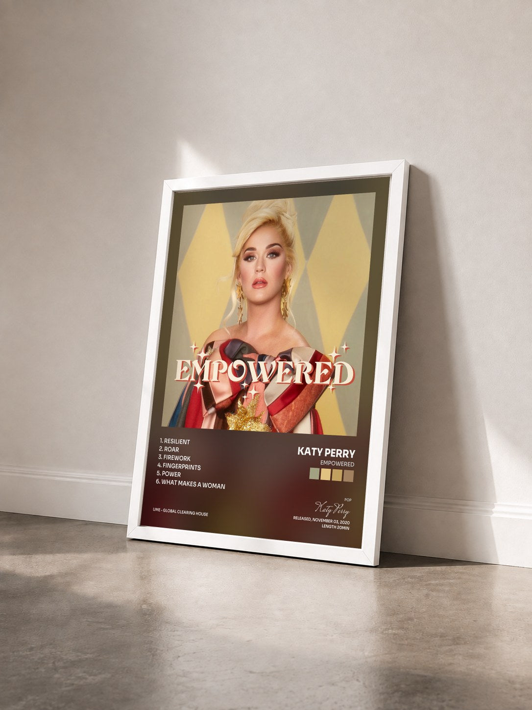 #blanc Tableau de l'album Empowered de Katy Perry vu de trois quarts, cadre blanc