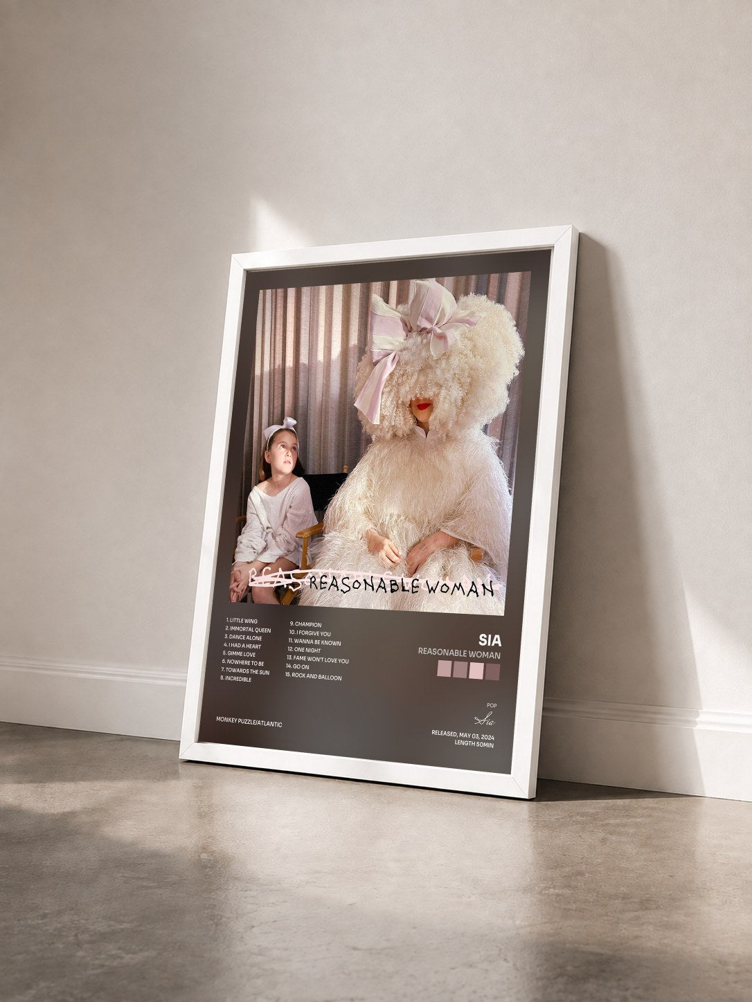 #blanc Tableau de l'album Reasonable Woman de Sia vu de trois quarts, cadre blanc