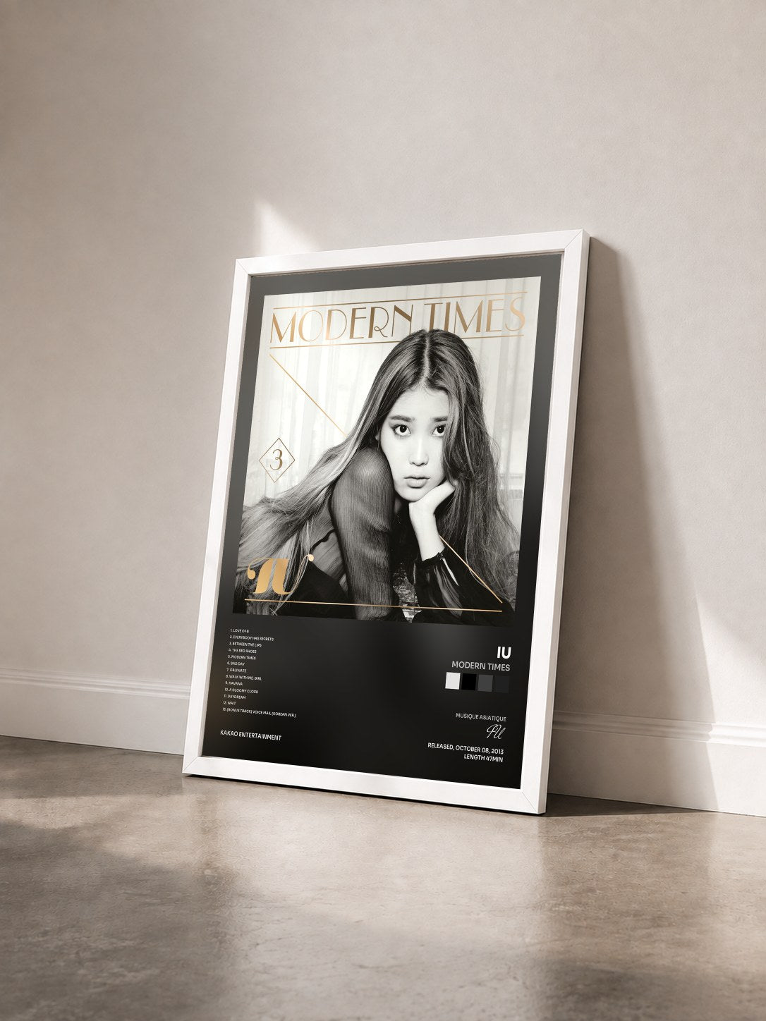 #blanc Tableau de l'album Modern Times de IU vu de trois quarts, cadre blanc