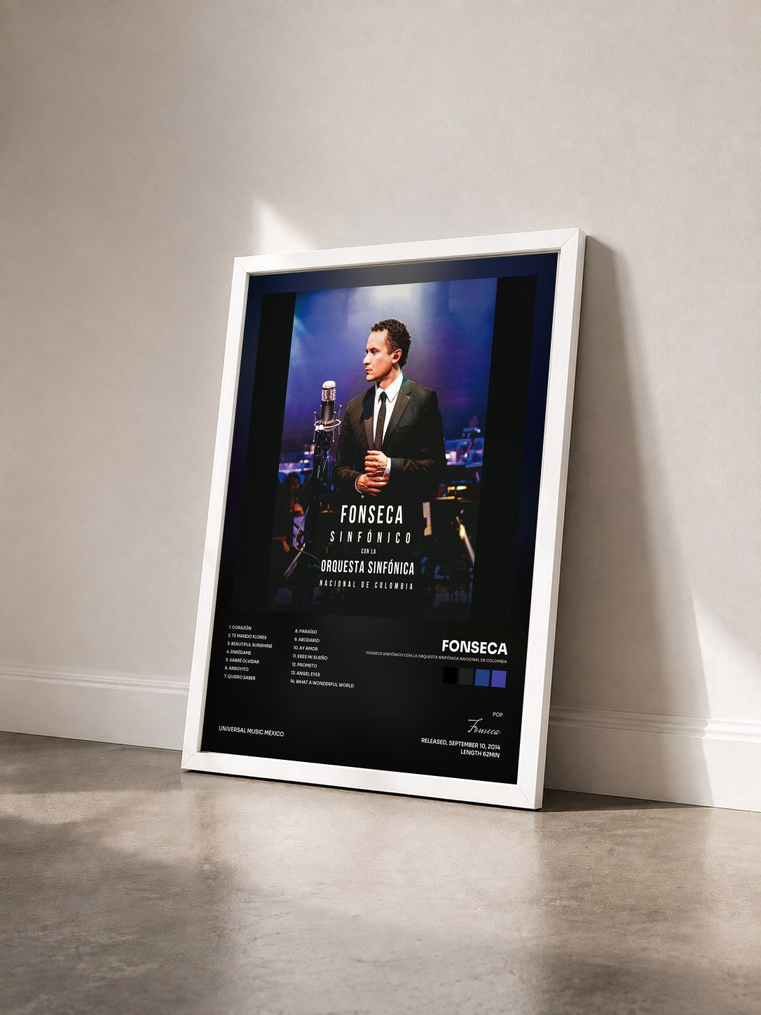 #blanc Tableau de l'album Fonseca Sinfónico Con La Orquesta Sinfónica Nacional De Colombia de Fonseca vu de trois quarts, cadre blanc