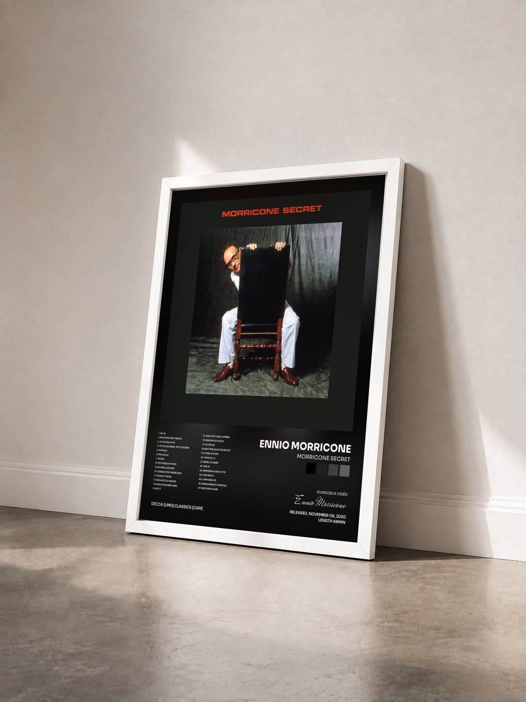 #blanc Tableau de l'album Morricone Secret de Ennio Morricone vu de trois quarts, cadre blanc