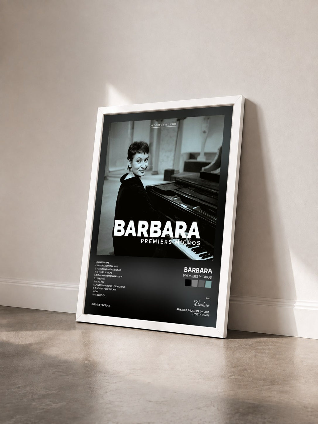 #blanc Premiers Micros von Barbara als gerahmter Kunstdruck von schräg gesehen, weißer Rahmen