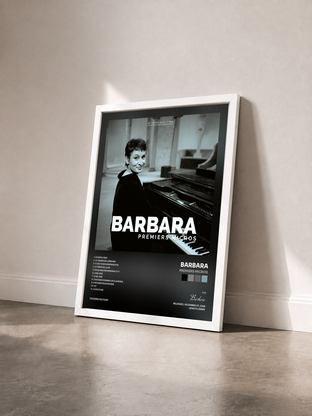 #blanc Tableau de l'album Premiers Micros de Barbara vu de trois quarts, cadre blanc