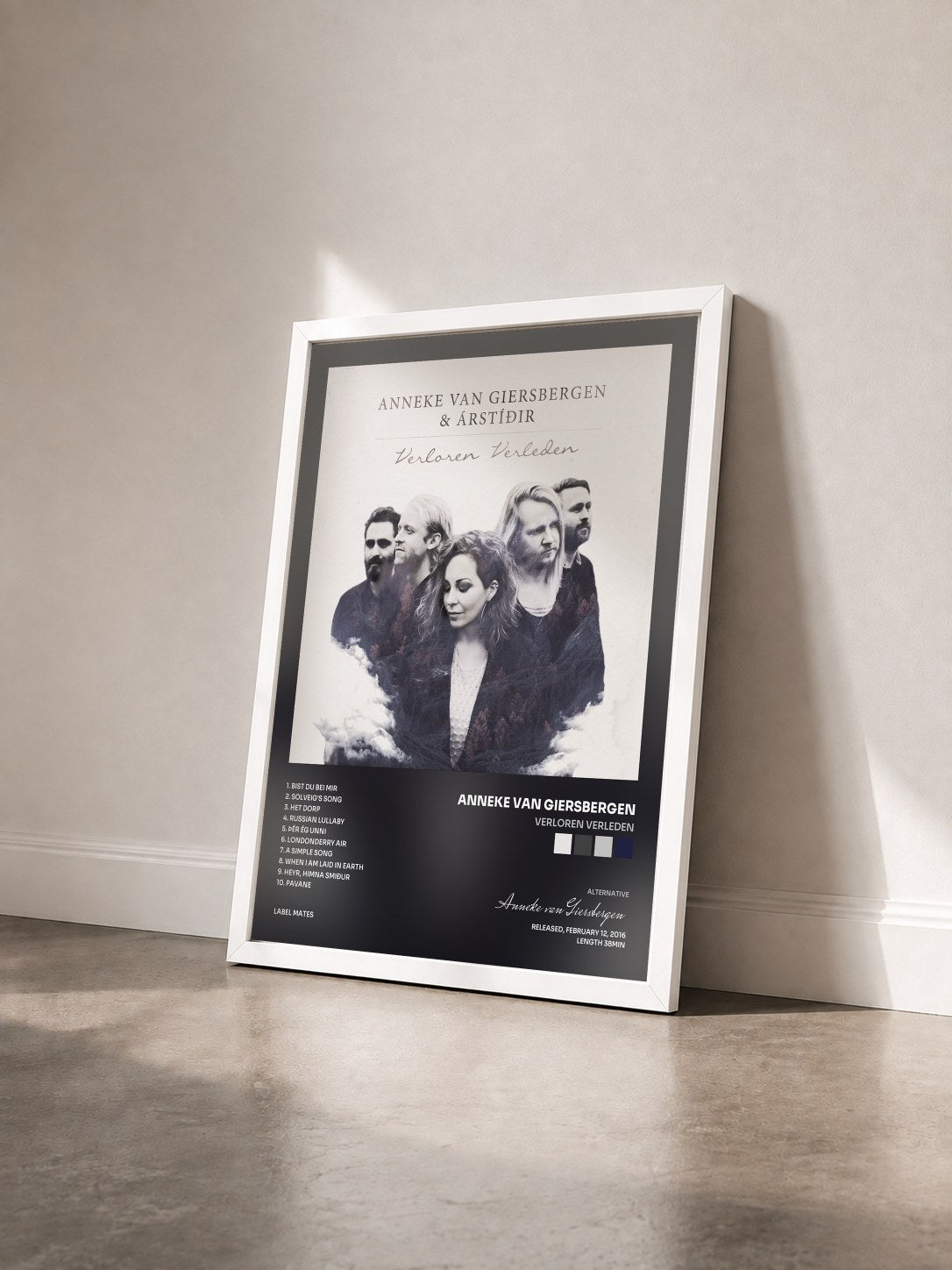 #blanc Tableau de l'album Verloren Verleden de Anneke van Giersbergen vu de trois quarts, cadre blanc
