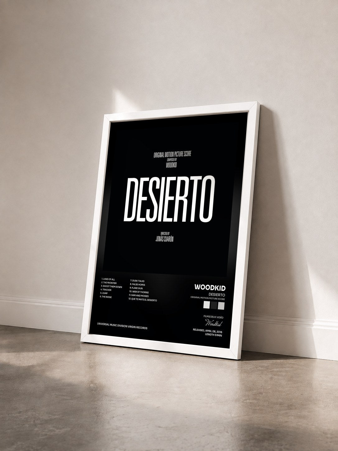#blanc Tableau de l'album Desierto (Original Motion Picture Score) de Woodkid vu de trois quarts, cadre blanc