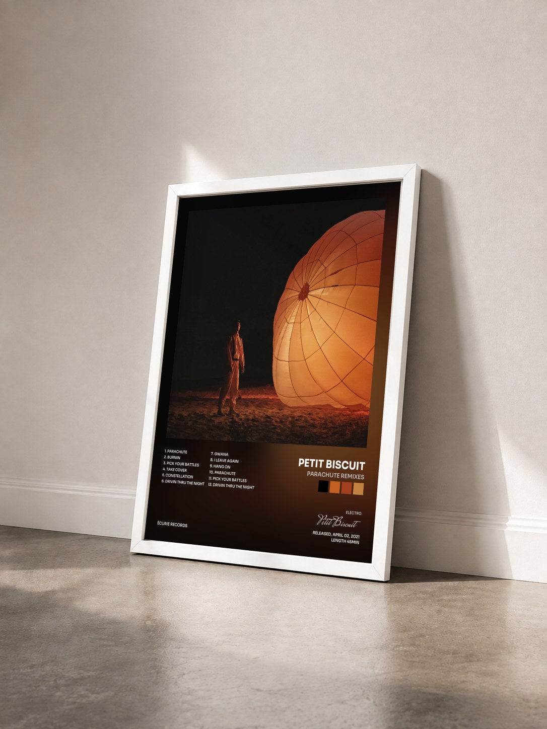 #blanc Tableau de l'album Parachute Remixes de Petit Biscuit vu de trois quarts, cadre blanc