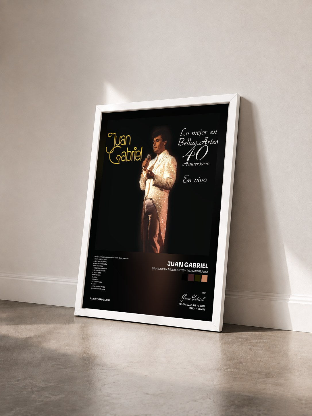 #blanc Tableau de l'album Lo Mejor en Bellas Artes - 40 Aniversario de Juan Gabriel vu de trois quarts, cadre blanc