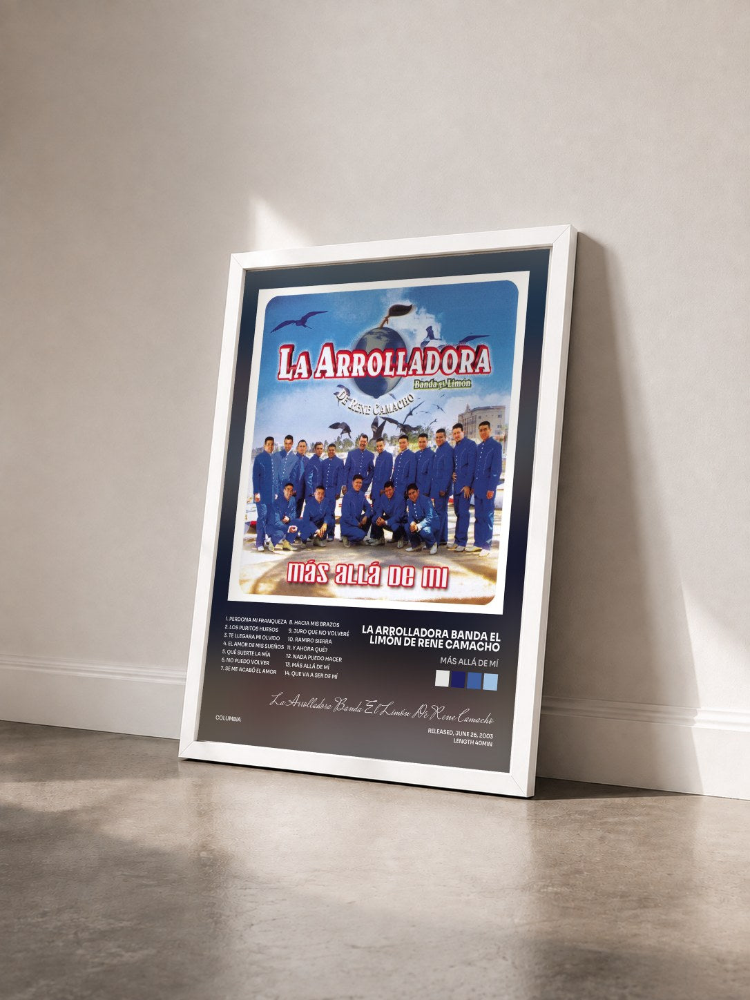 #blanc Tableau de l'album Más Allá De Mí de La Arrolladora Banda El Limón De Rene Camacho vu de trois quarts, cadre blanc
