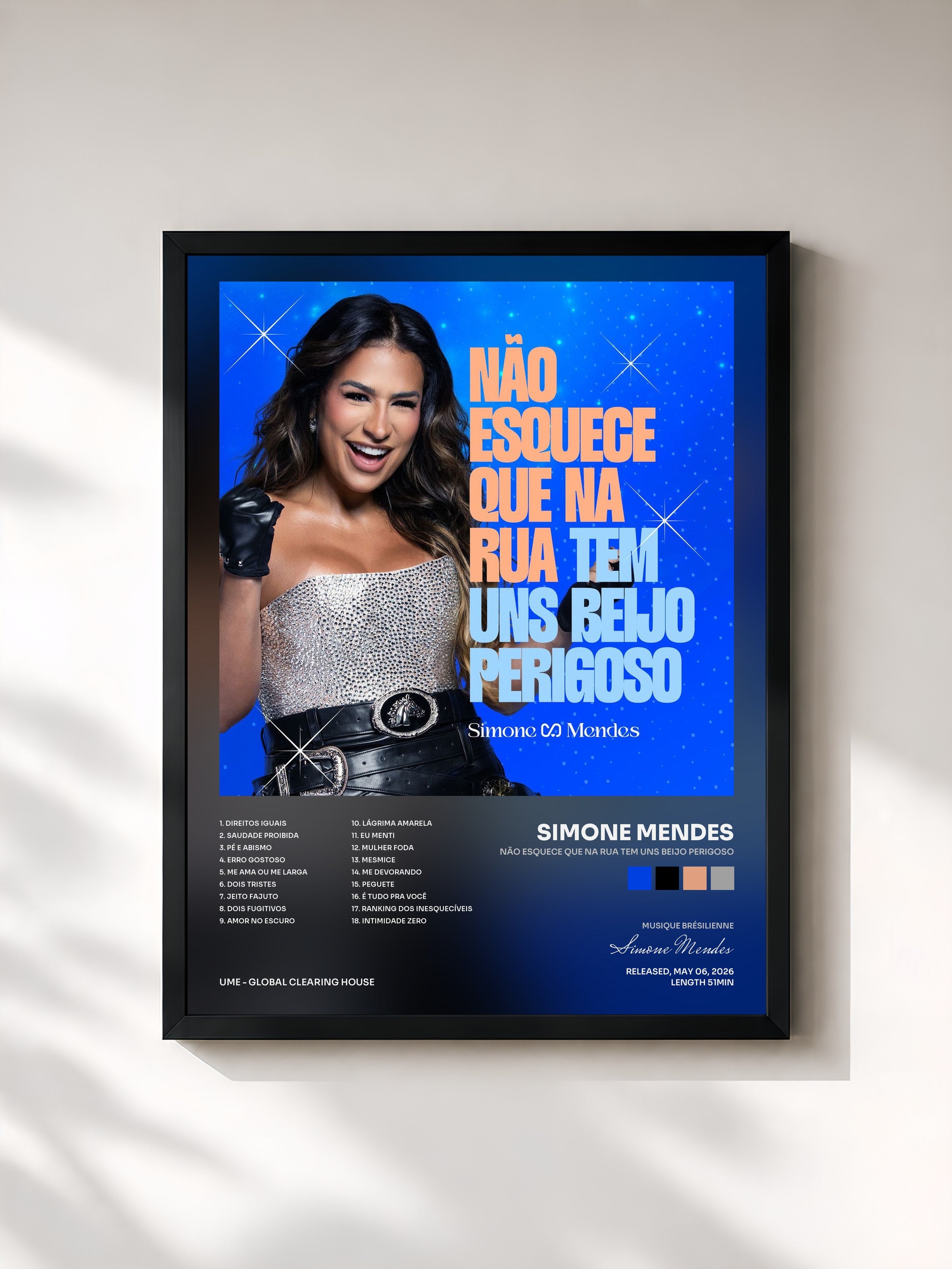 #noir Tableau de l'album Não esquece que na rua tem uns beijo perigoso de Simone Mendes, cadre noir, imprimé et encadré en France