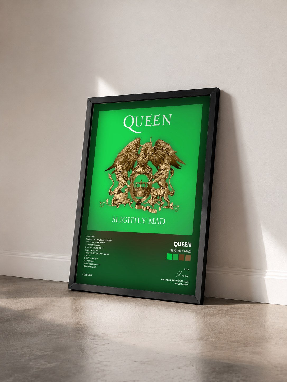 #noir Tableau de l'album Slightly Mad de Queen vu de trois quarts, cadre noir