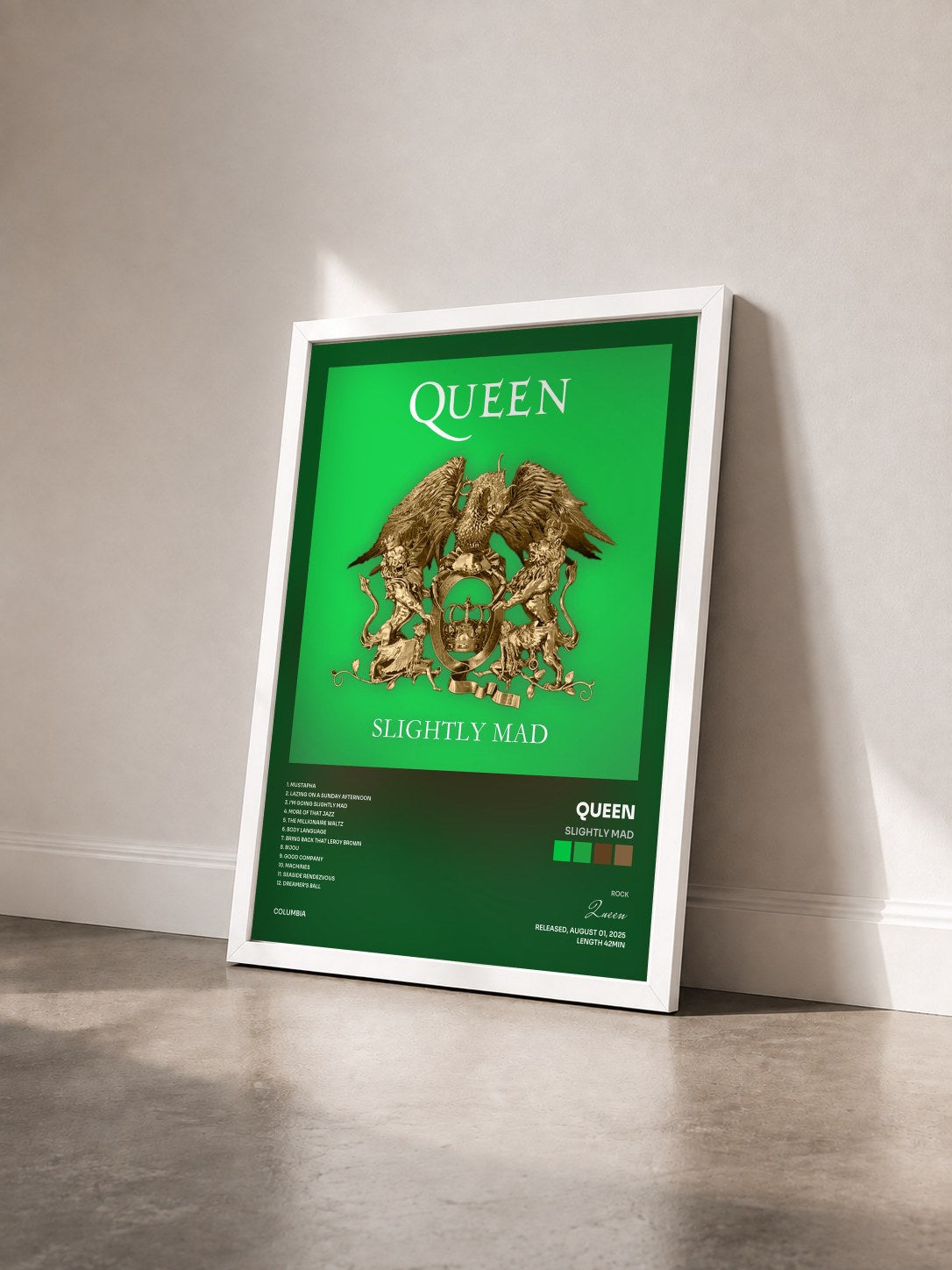 #blanc Tableau de l'album Slightly Mad de Queen vu de trois quarts, cadre blanc