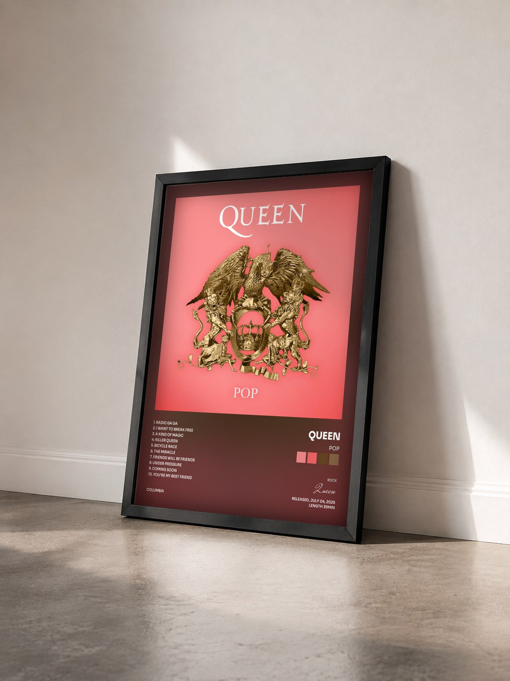 #noir Pop von Queen als gerahmter Kunstdruck von schräg gesehen, schwarzer Rahmen