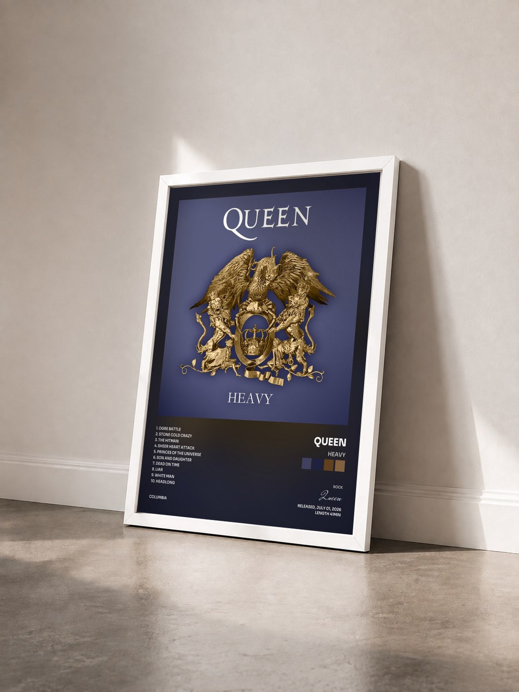 #blanc Heavy von Queen als gerahmter Kunstdruck von schräg gesehen, weißer Rahmen