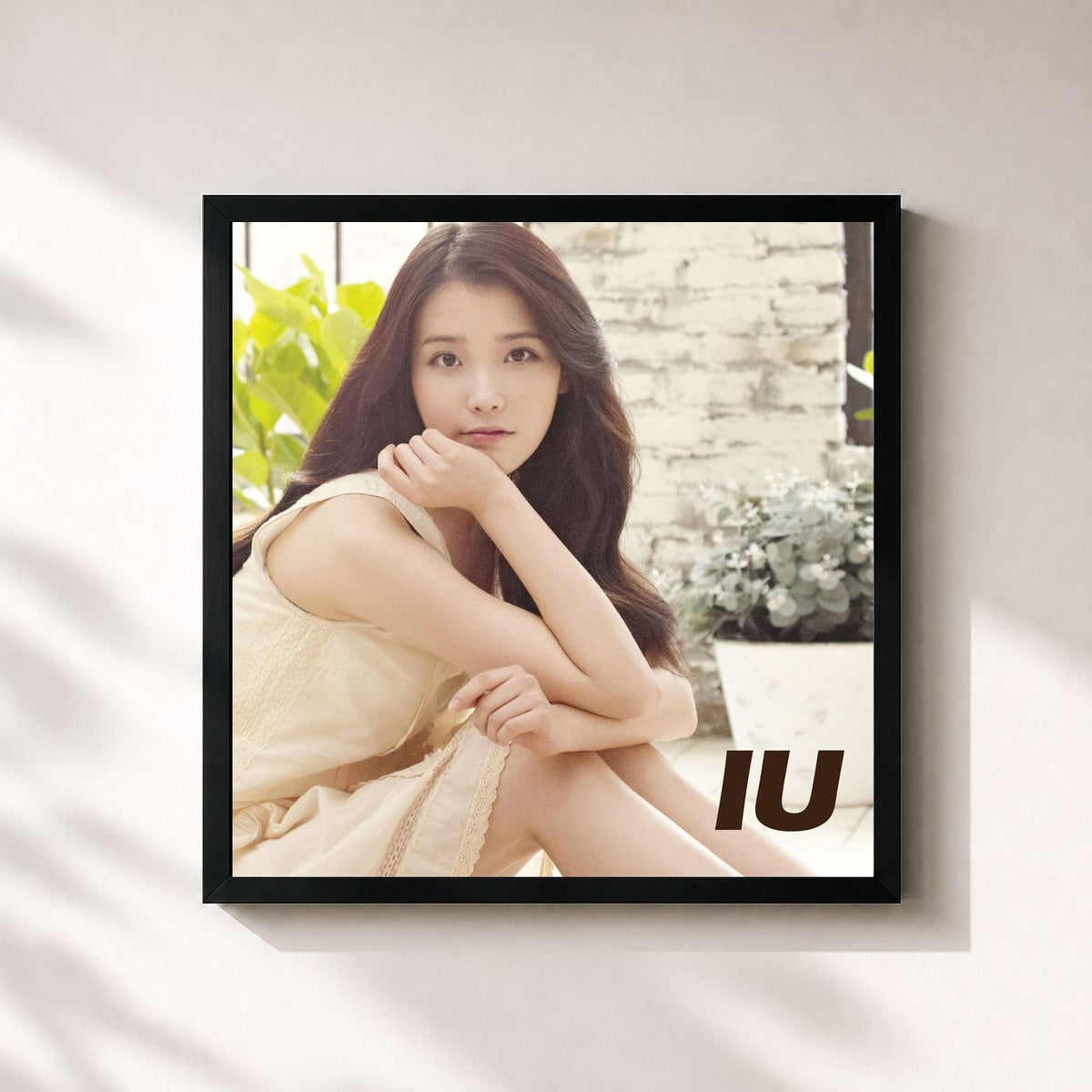 #noir Tableau carré de l'album Good Day (Japanese Version) de IU, cadre noir 32x32 cm