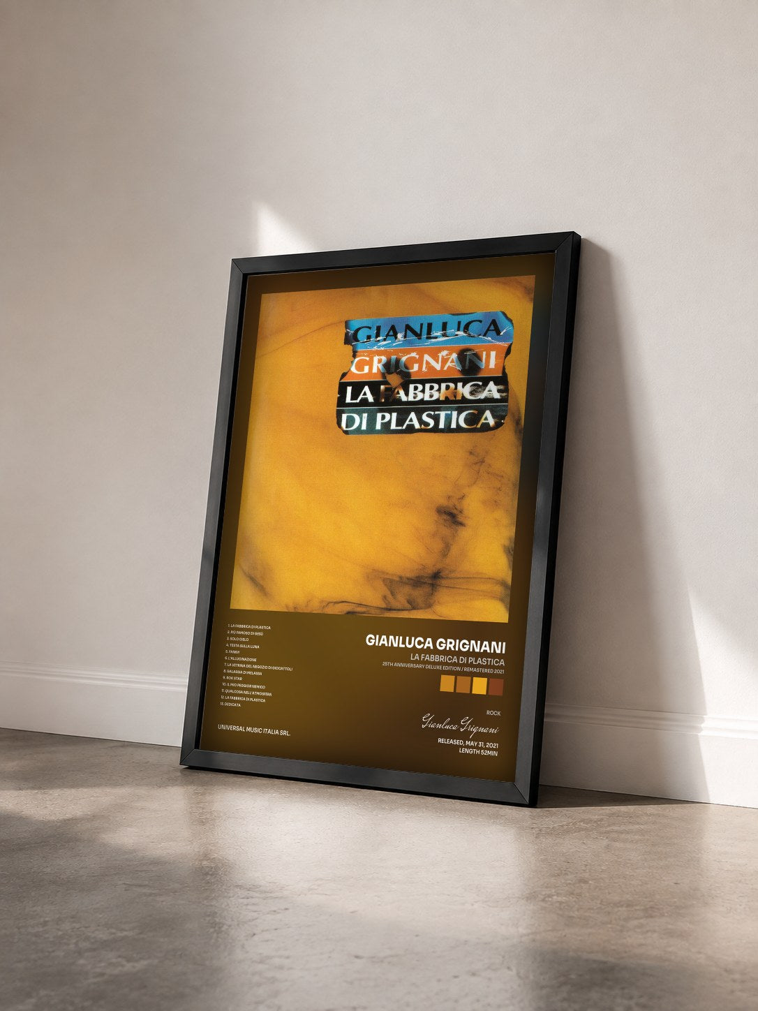 #noir Tableau de l'album La Fabbrica Di Plastica (25th Anniversary Deluxe Edition / Remastered 2021) de Gianluca Grignani vu de trois quarts, cadre noir
