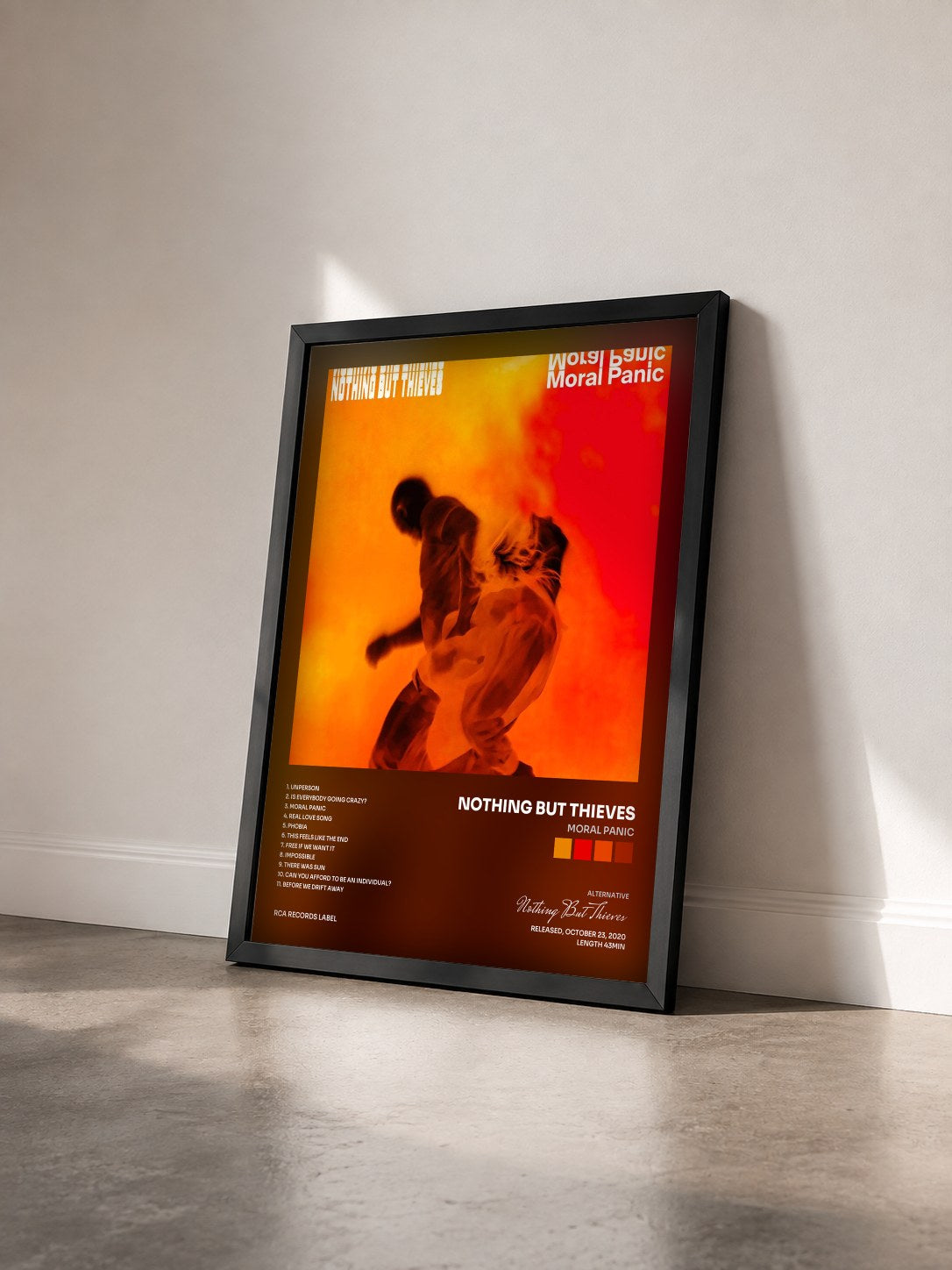 #noir Tableau de l'album Moral Panic de Nothing But Thieves vu de trois quarts, cadre noir