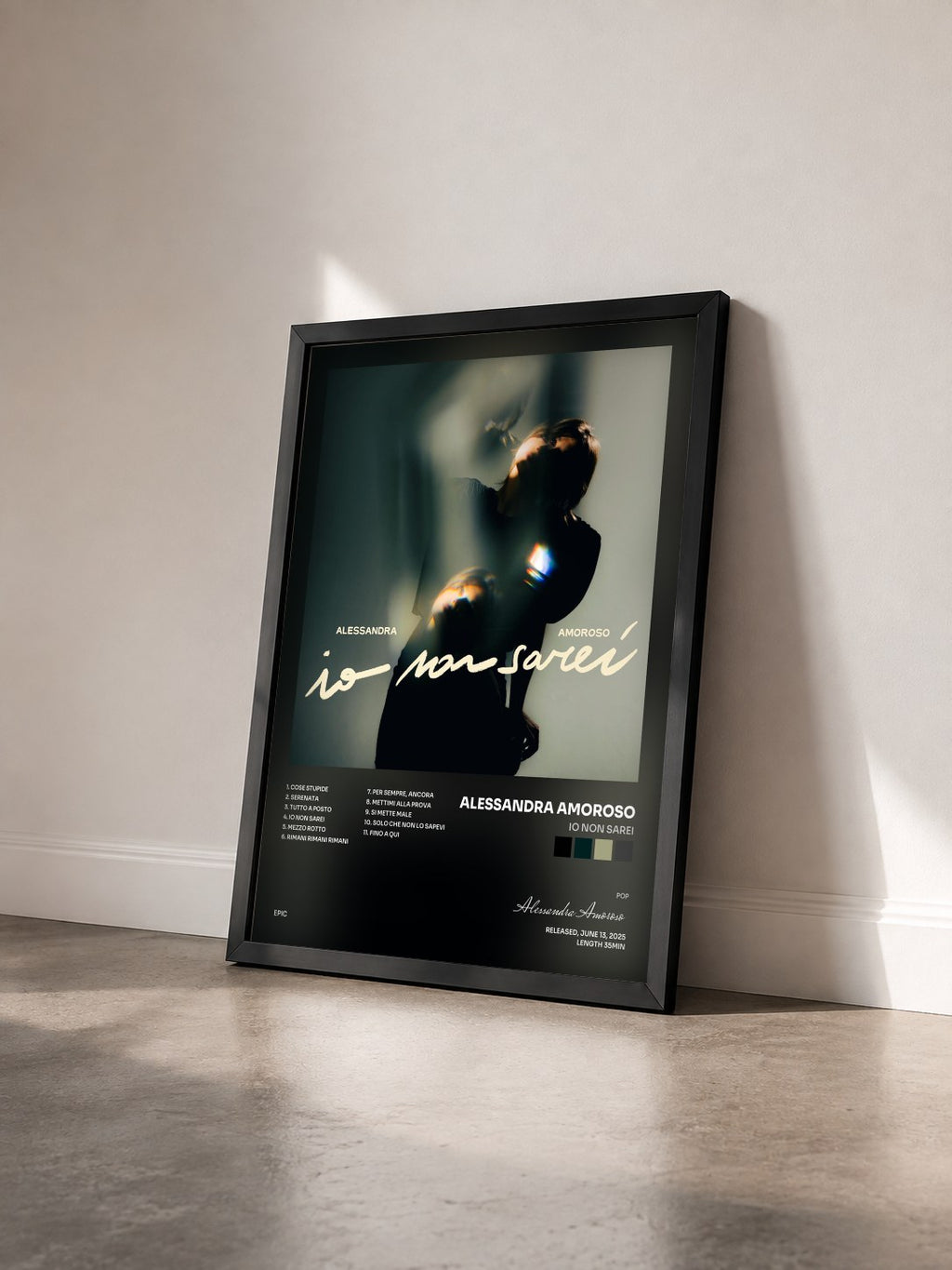 #noir Tableau de l'album IO NON SAREI de Alessandra Amoroso vu de trois quarts, cadre noir
