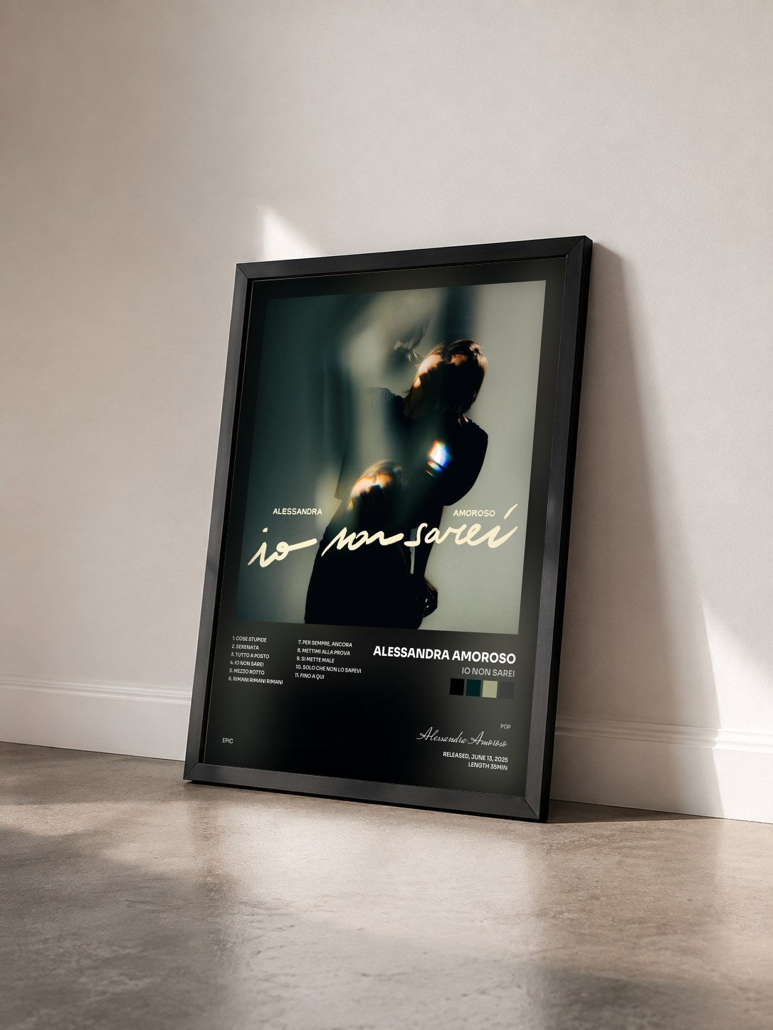 #noir Tableau de l'album IO NON SAREI de Alessandra Amoroso vu de trois quarts, cadre noir