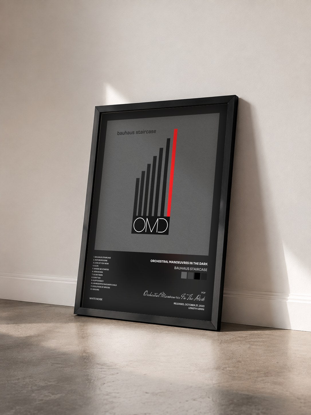 #noir Tableau de l'album Bauhaus Staircase de Orchestral Manoeuvres In The Dark vu de trois quarts, cadre noir