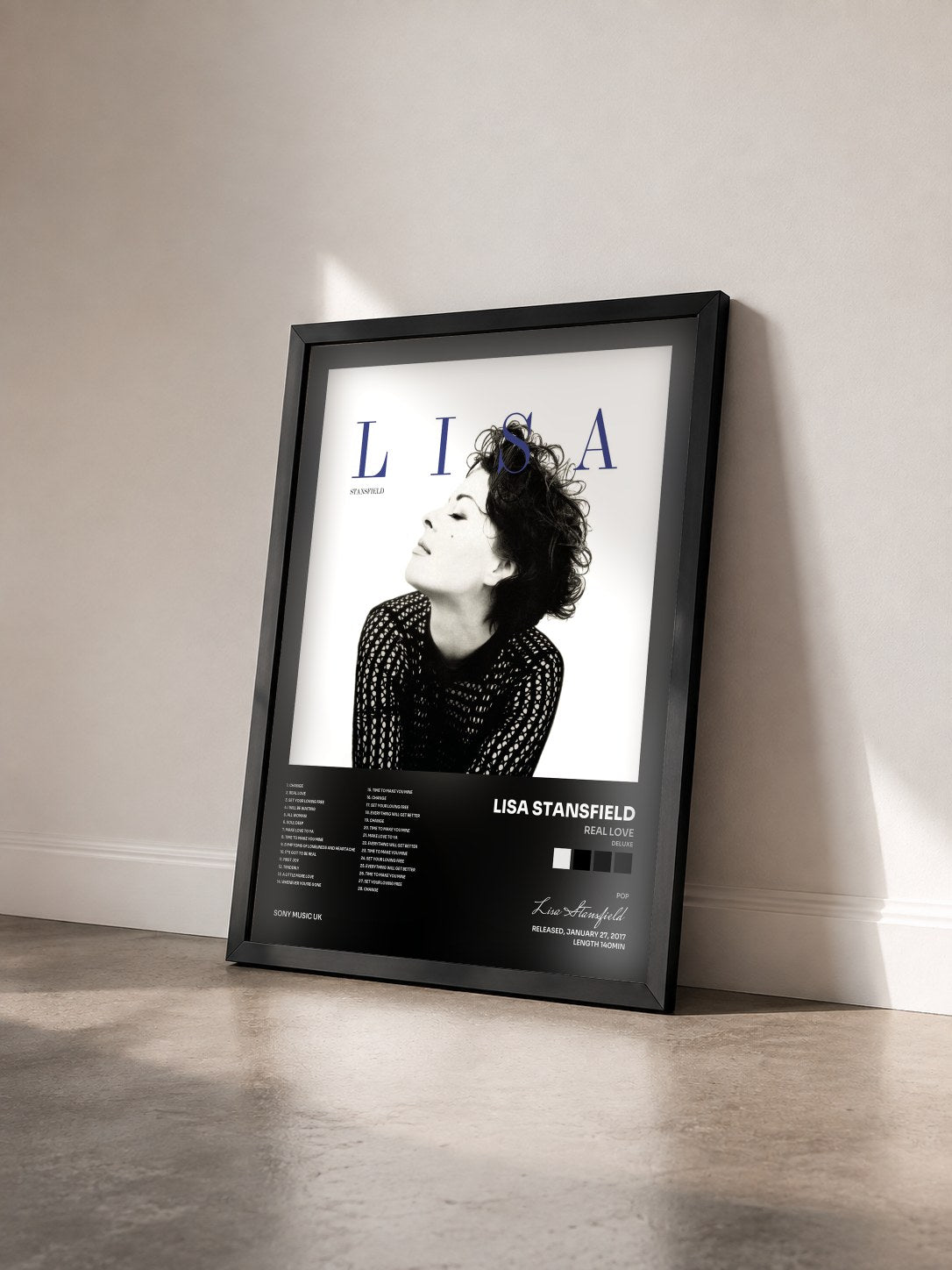 #noir Tableau de l'album Real Love (Deluxe) de Lisa Stansfield vu de trois quarts, cadre noir