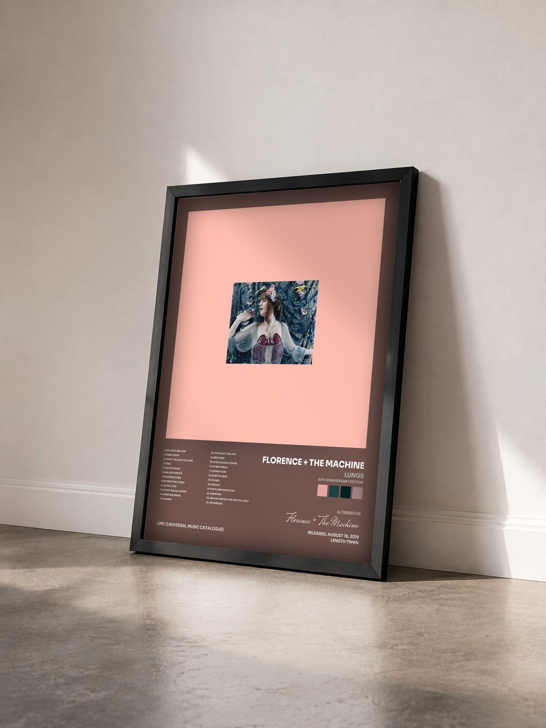 #noir Tableau de l'album Lungs (10th Anniversary Edition) de Florence + The Machine vu de trois quarts, cadre noir