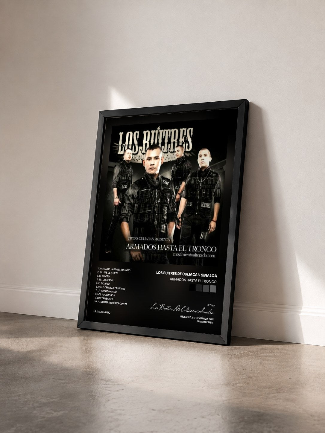#noir Tableau de l'album Armados Hasta El Tronco de Los Buitres De Culiacan Sinaloa vu de trois quarts, cadre noir