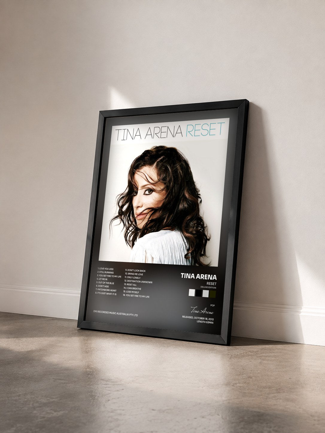 #noir Reset (Deluxe Edition) de Tina Arena en lámina enmarcada vista de tres cuartos, marco negro
