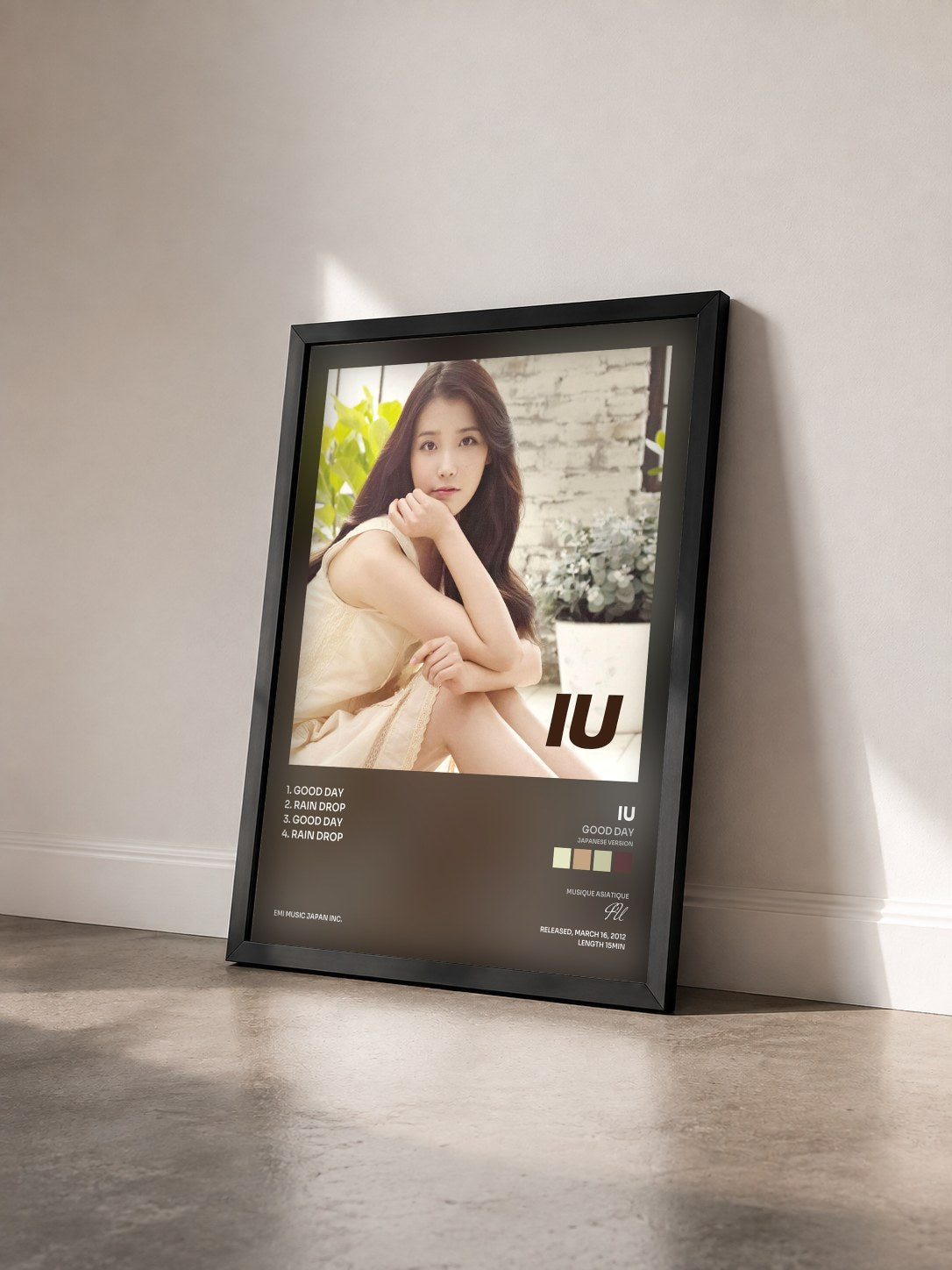 #noir Tableau de l'album Good Day (Japanese Version) de IU vu de trois quarts, cadre noir