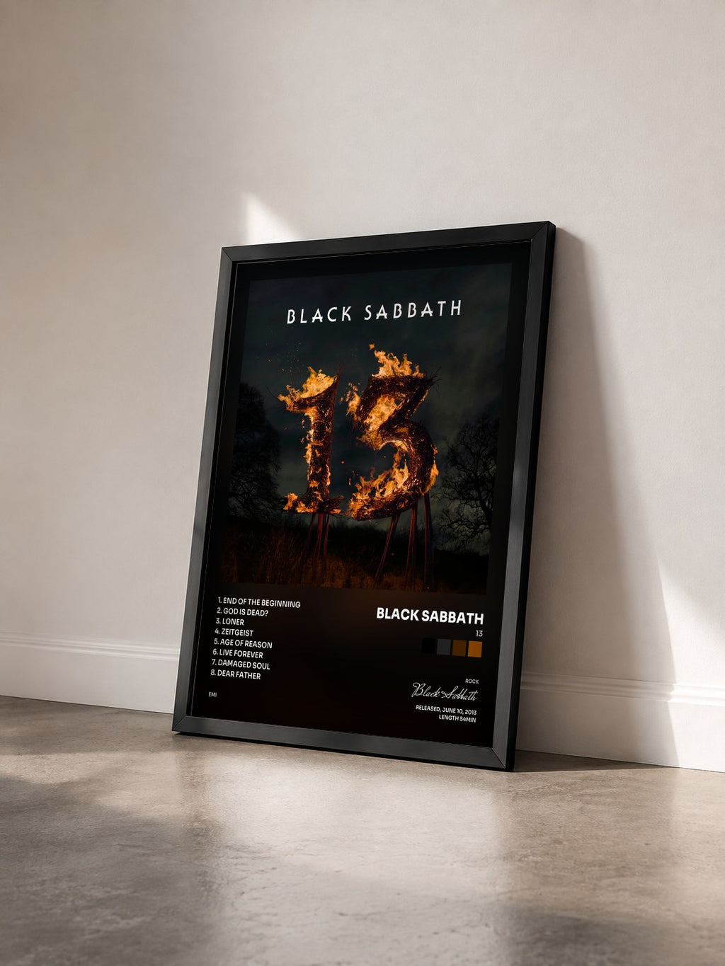 #noir 13 de Black Sabbath en lámina enmarcada vista de tres cuartos, marco negro