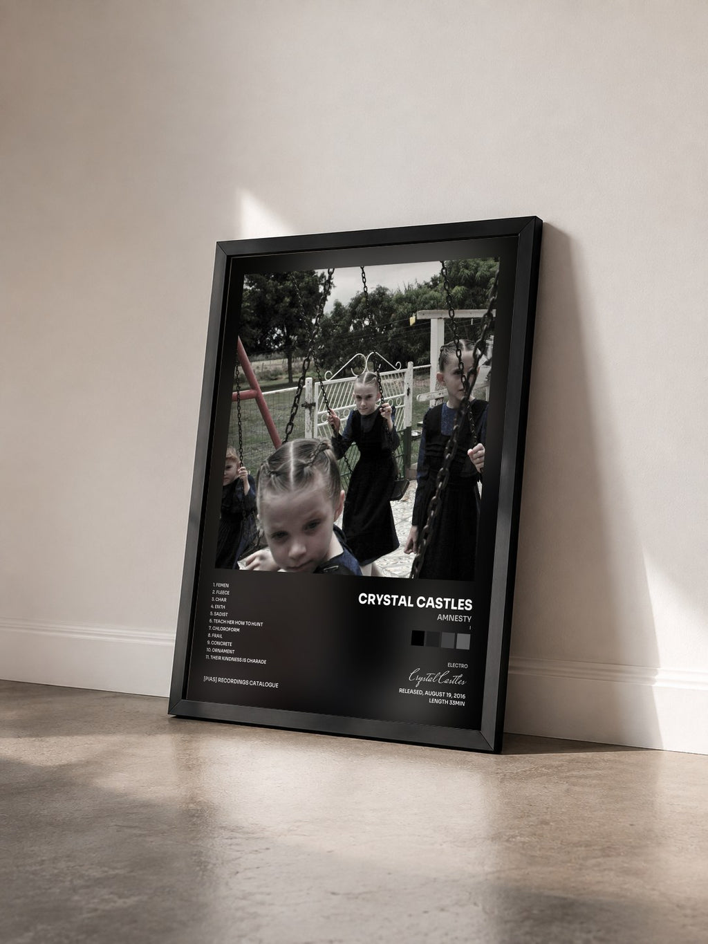 #noir Amnesty (I) von Crystal Castles als gerahmter Kunstdruck von schräg gesehen, schwarzer Rahmen
