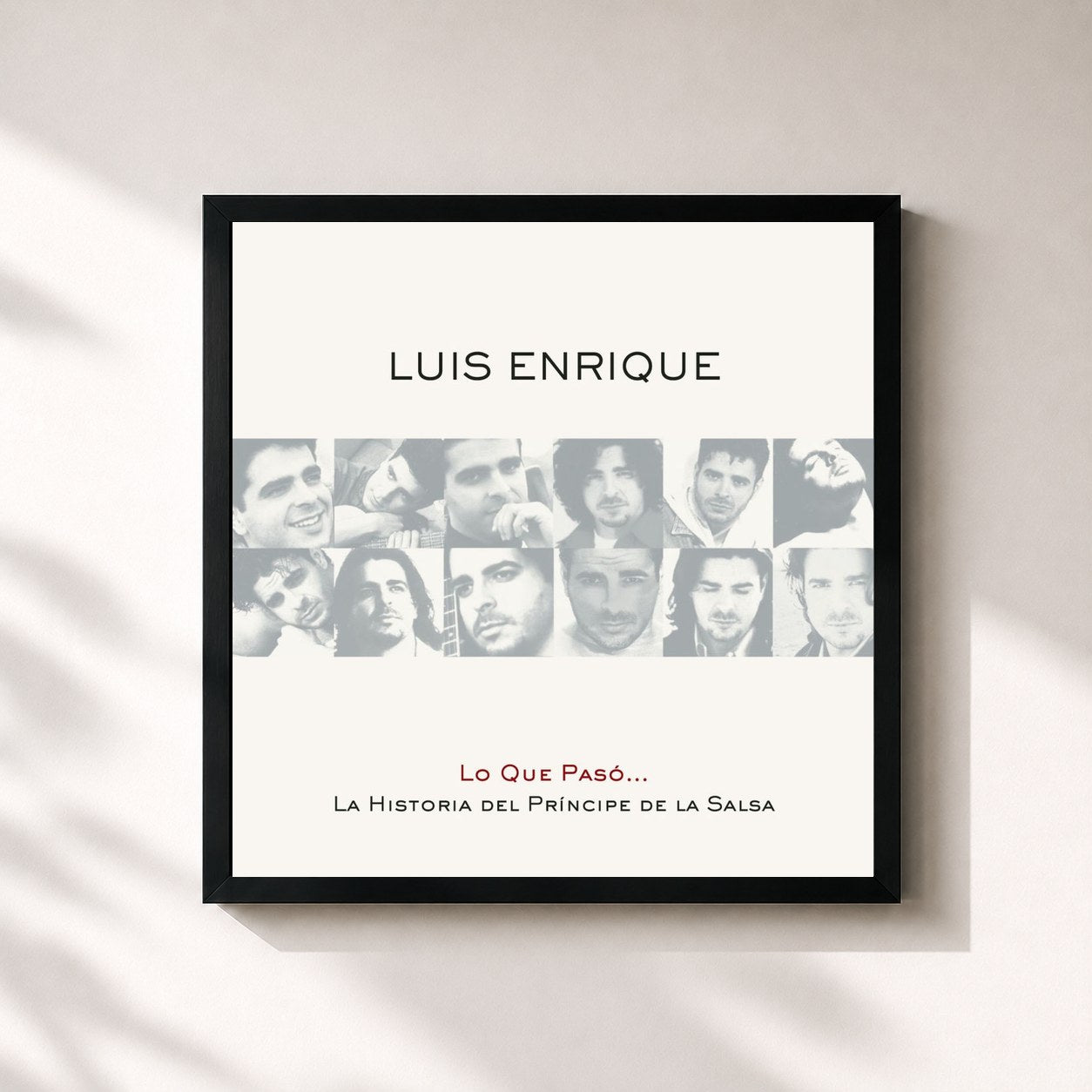 #noir Tableau carré de l'album Lo Que Pasó... La Historia Del Príncipe De La Salsa de Luis Enrique, cadre noir 32x32 cm
