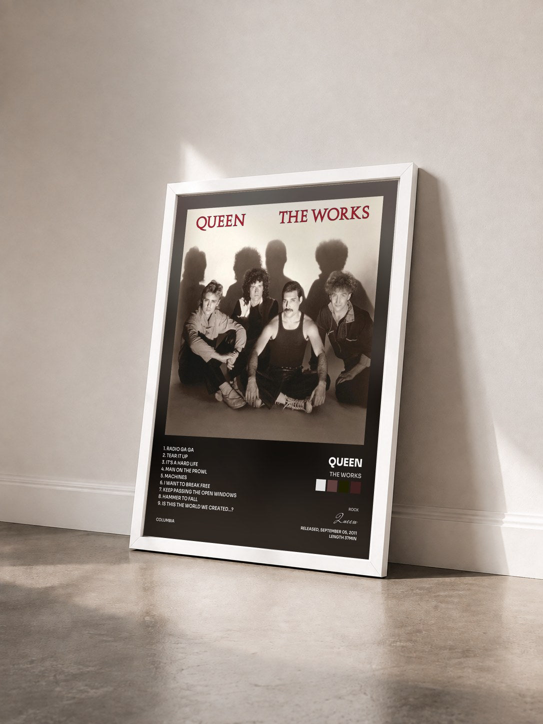#blanc Tableau de l'album The Works de Queen vu de trois quarts, cadre blanc