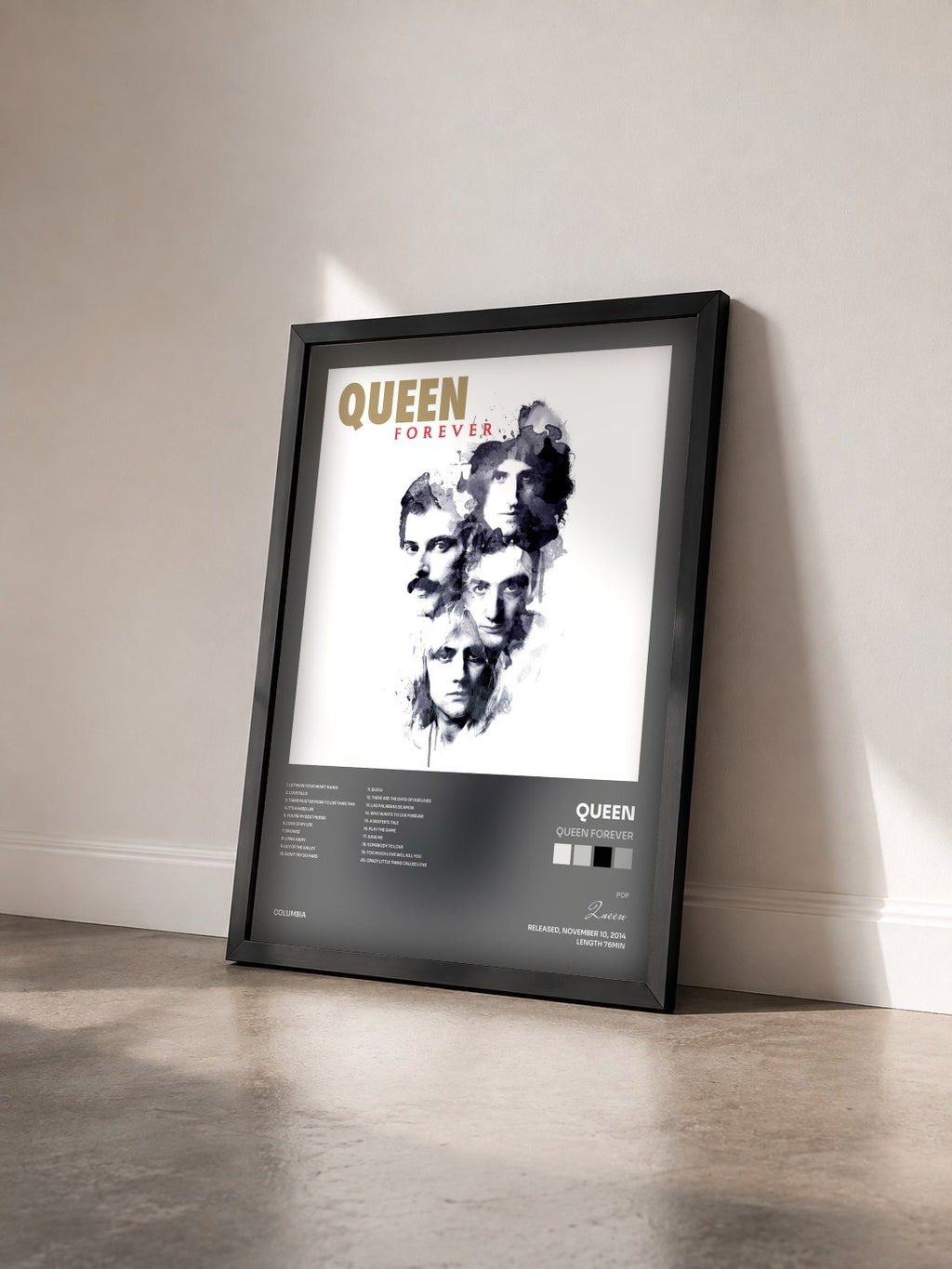 #noir Queen Forever von Queen als gerahmter Kunstdruck von schräg gesehen, schwarzer Rahmen