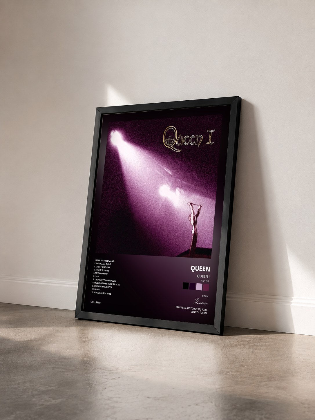 #noir Tableau de l'album Queen I (2024 Mix) de Queen vu de trois quarts, cadre noir