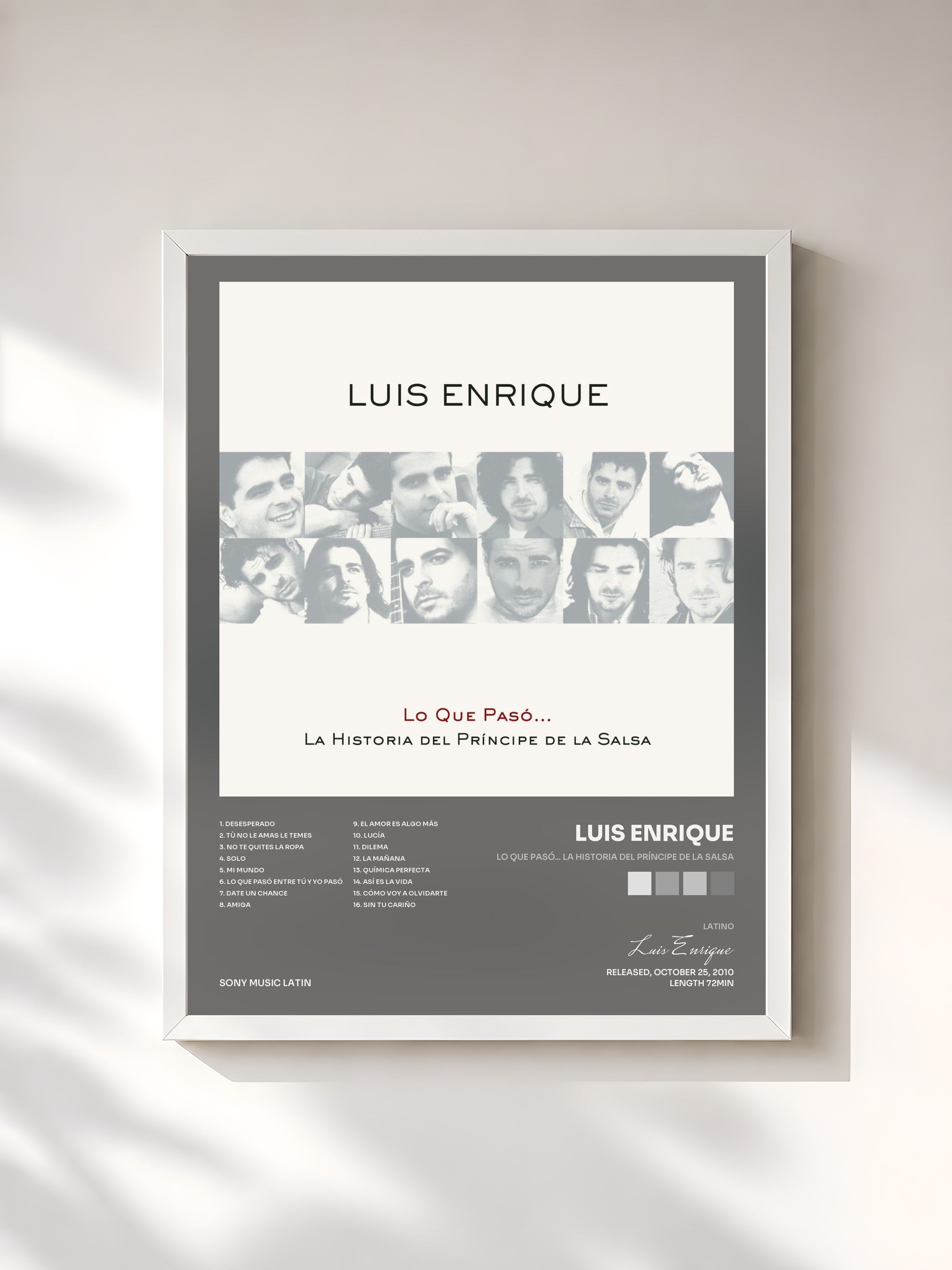 #blanc Tableau de l'album Lo Que Pasó... La Historia Del Príncipe De La Salsa de Luis Enrique, cadre blanc, imprimé et encadré en France
