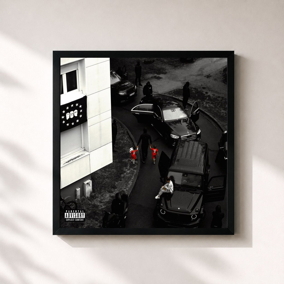 #noir Tableau carré de l'album LA VIE CONTINUE de Maes, cadre noir 32x32 cm