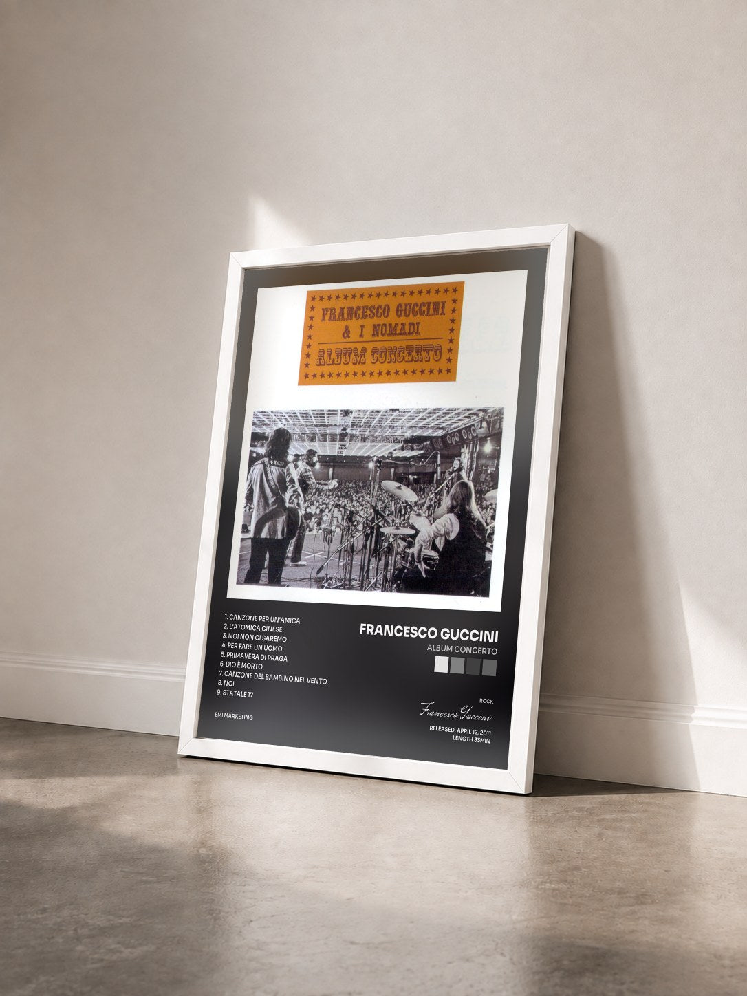 #blanc Tableau de l'album Album Concerto de Francesco Guccini vu de trois quarts, cadre blanc