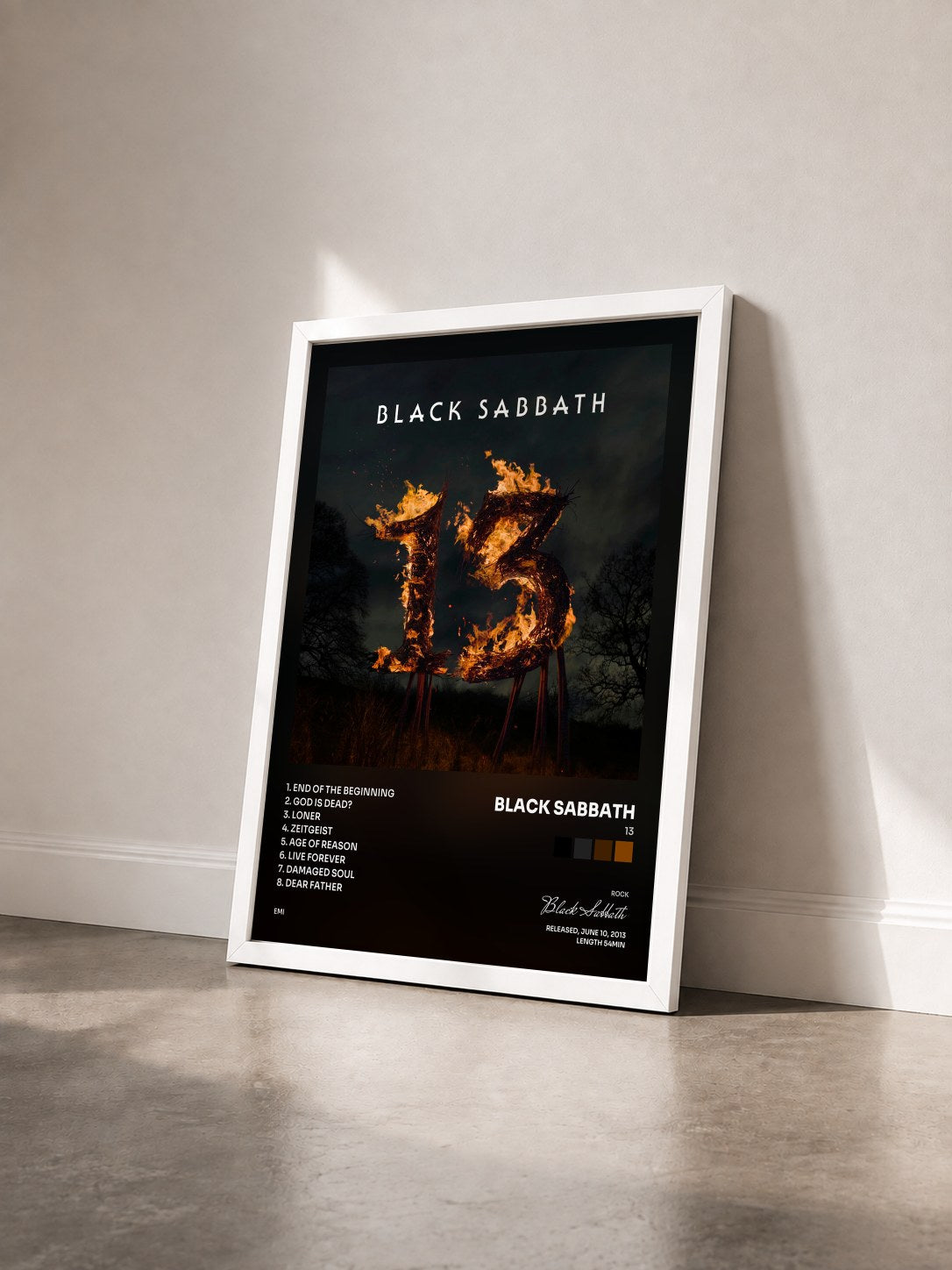 #blanc Tableau de l'album 13 de Black Sabbath vu de trois quarts, cadre blanc