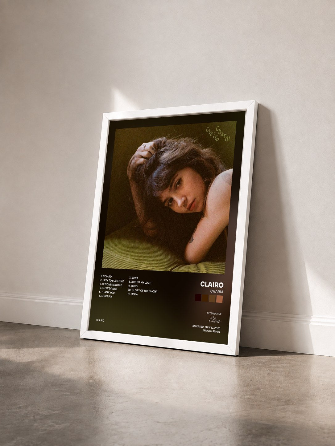 #blanc Tableau de l'album Charm de Clairo vu de trois quarts, cadre blanc