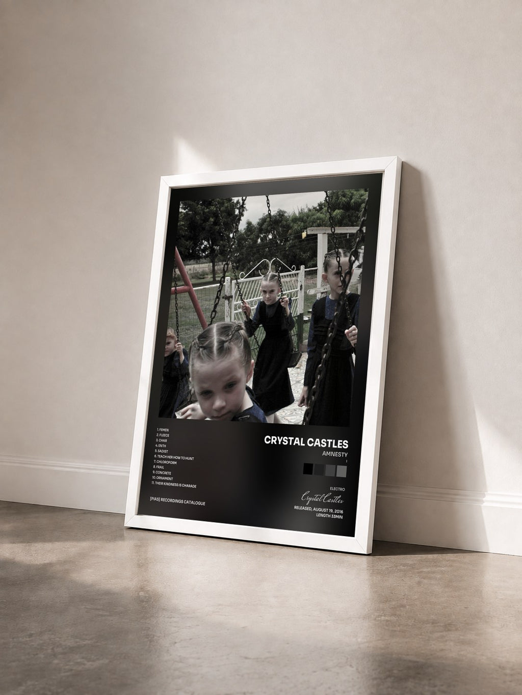 #blanc Amnesty (I) von Crystal Castles als gerahmter Kunstdruck von schräg gesehen, weißer Rahmen