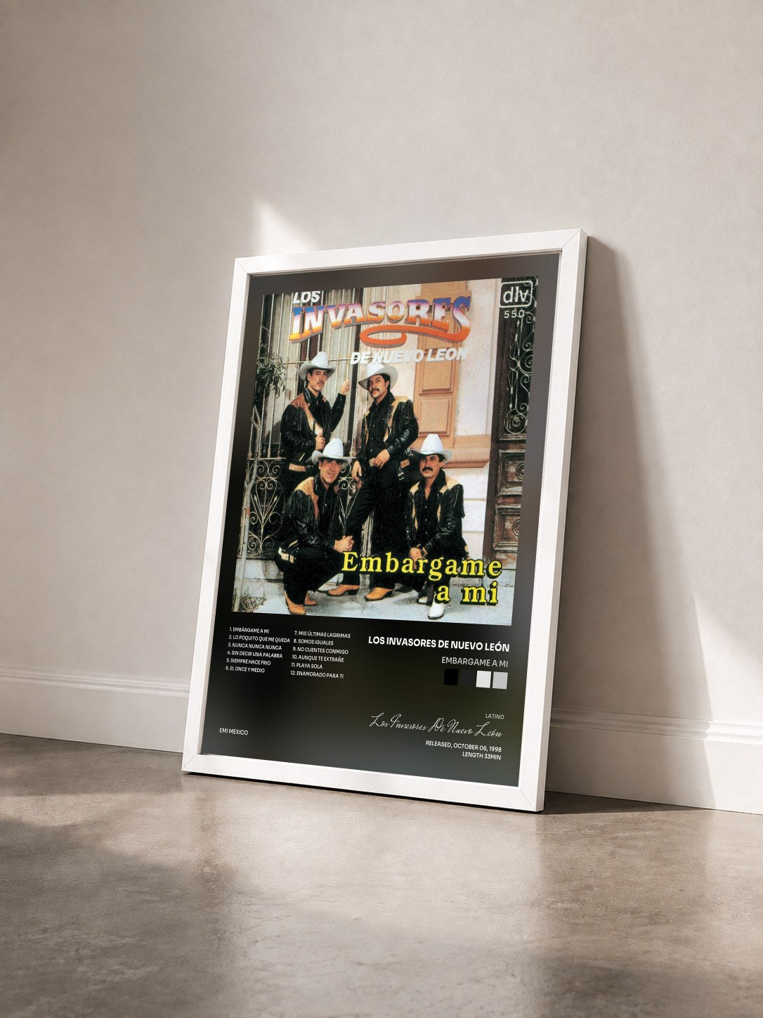 #blanc Tableau de l'album Embargame A Mi de Los Invasores De Nuevo León vu de trois quarts, cadre blanc