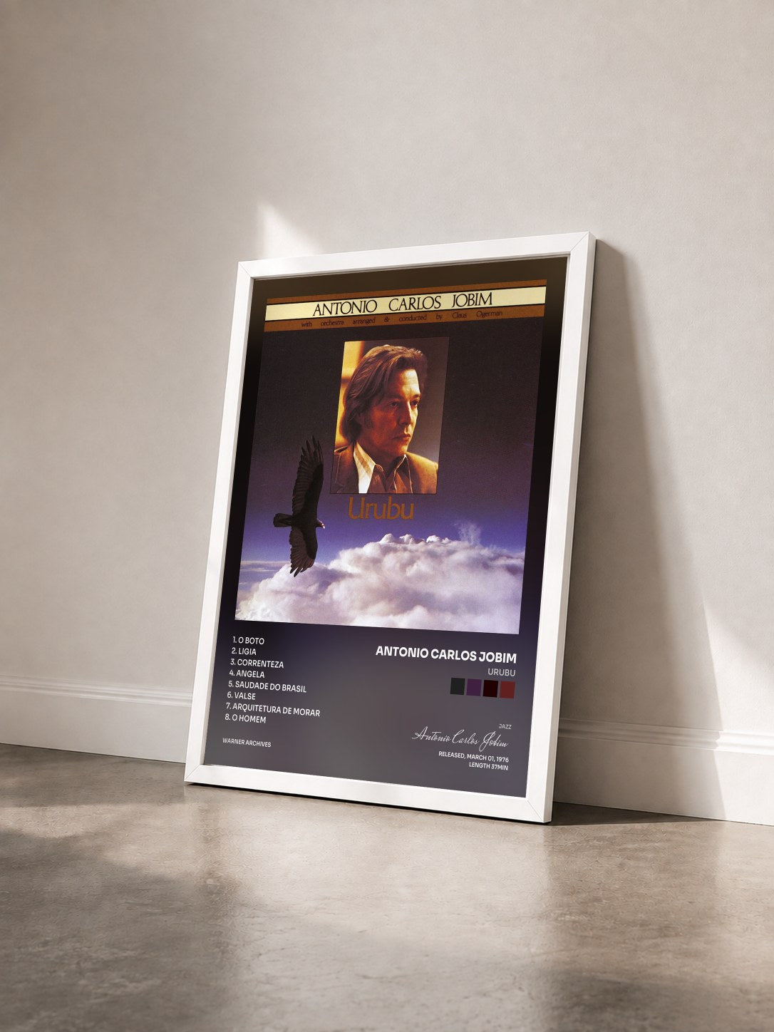 #blanc Tableau de l'album Urubu de Antonio Carlos Jobim vu de trois quarts, cadre blanc