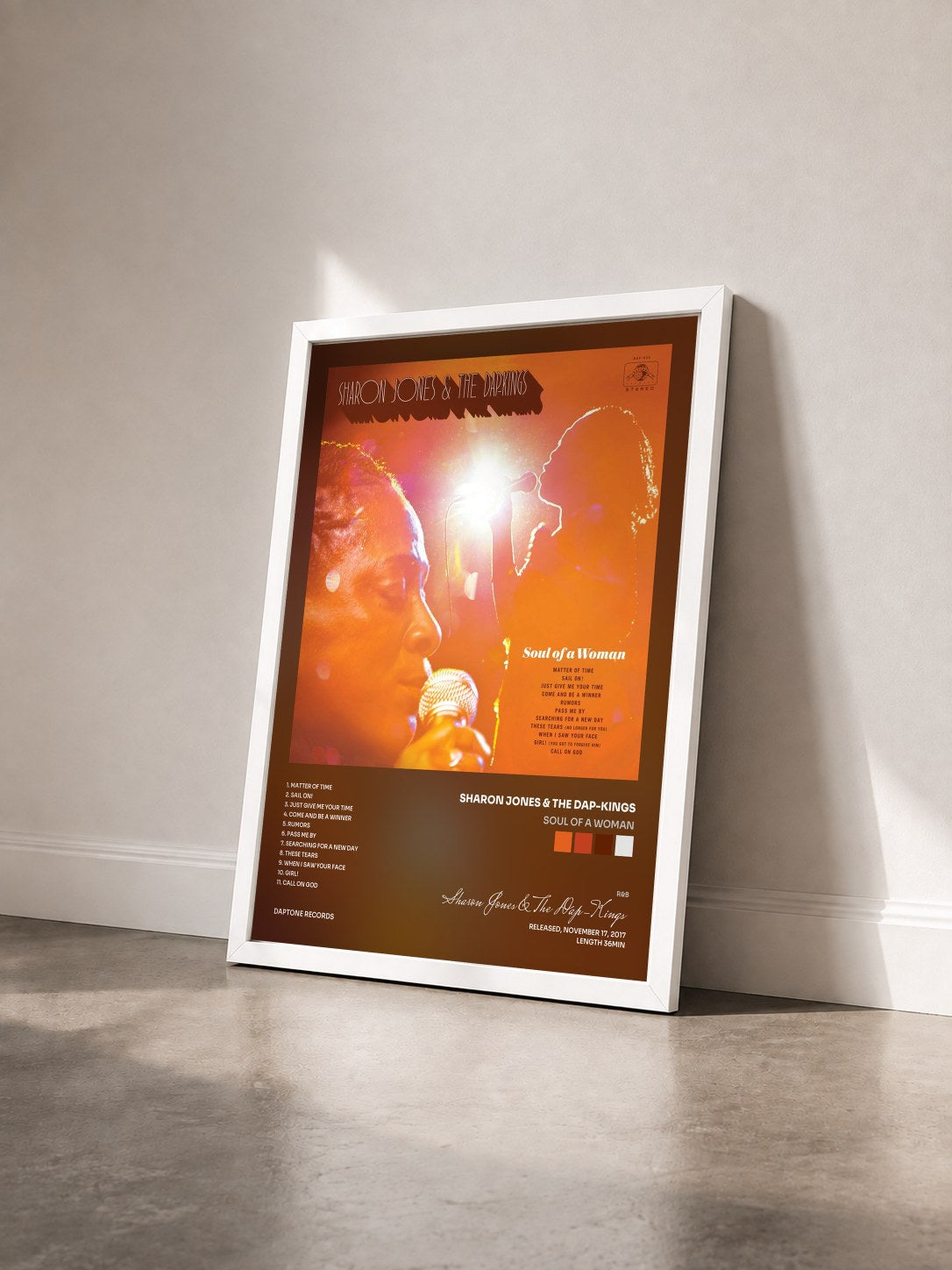 #blanc Tableau de l'album Soul of a Woman de Sharon Jones & The Dap-Kings vu de trois quarts, cadre blanc