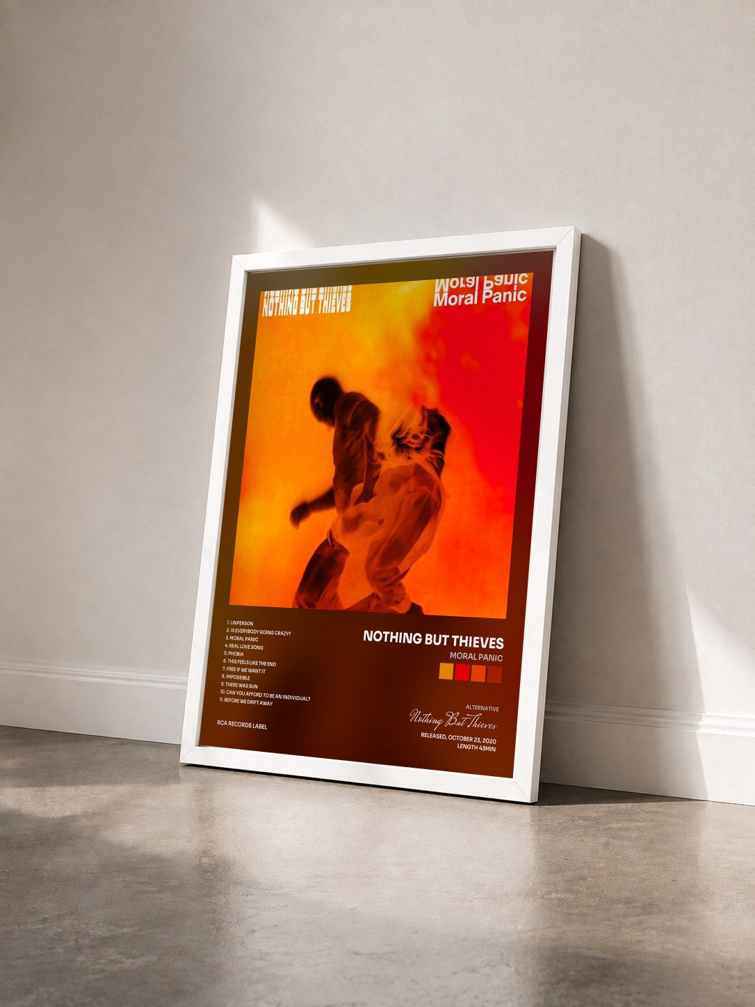 #blanc Tableau de l'album Moral Panic de Nothing But Thieves vu de trois quarts, cadre blanc