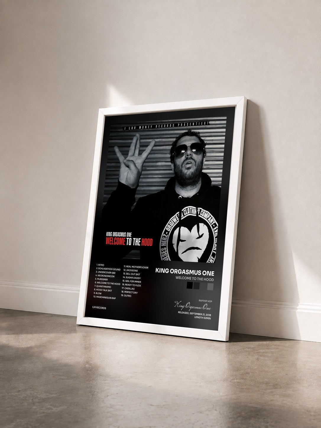 #blanc Tableau de l'album Welcome to the Hood de King Orgasmus One vu de trois quarts, cadre blanc