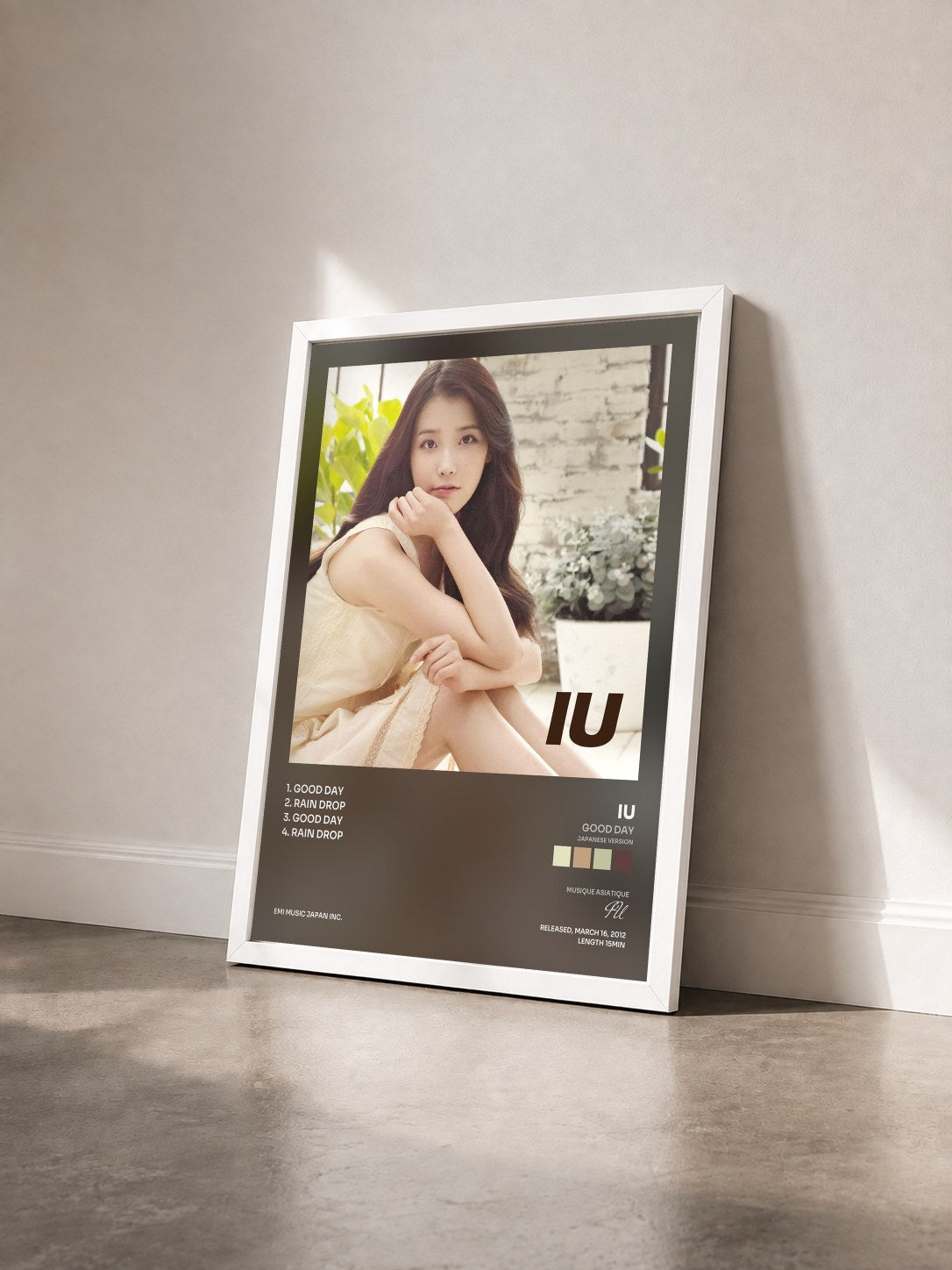 #blanc Tableau de l'album Good Day (Japanese Version) de IU vu de trois quarts, cadre blanc